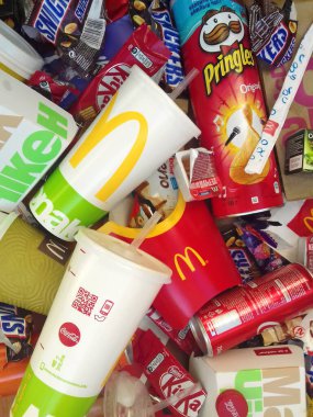 Birçoğu ünlü markalar üreterek yiyecek paketlerini ve içecek kutularını kullandı. Geri dönüşümlü süprüntü ve soda içecekleri.