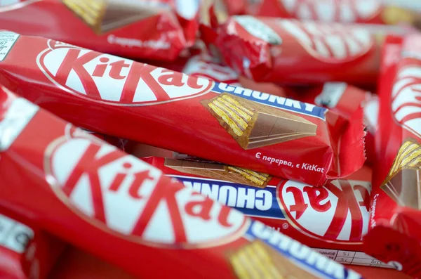 Kit Kat（英语：Kit Kat）是英国约克的罗恩特里（英语：Rowntree's）于1911年创作的巧克力薄片酒吧。 雀巢公司在1988年收购了Rowntree，现在在全球销售Kit Kat — 图库照片