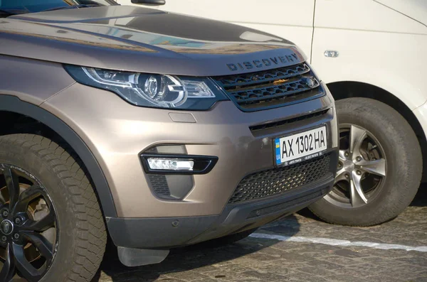 Charkov, Ukrajina - 20. října 2019: Land Rover Discovery Sport je luxusní subkompaktní luxusní crossover Suv. Má elegantní design světlometu — Stock fotografie