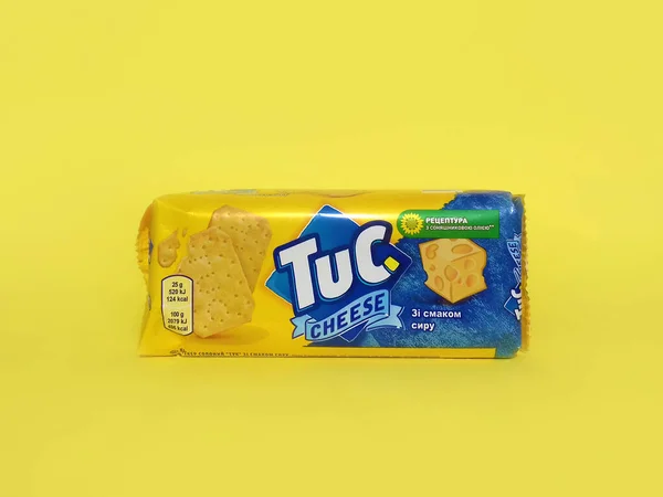 Tuc snack pack na jasně žlutém plochém pozadí — Stock fotografie