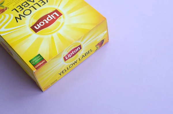 Lipton Yellow Label pacote de chá preto na superfície lilás pastel fechar. Lipton é uma marca mundialmente famosa de chá — Fotografia de Stock