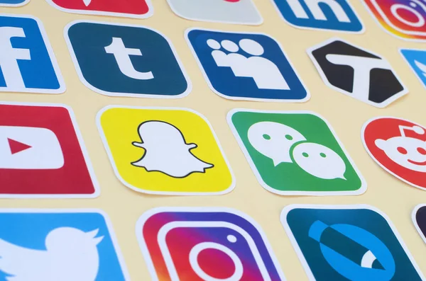 Molte icone di carta con il logo dei social network più popolari e applicazioni per smartphone per chat e conversazioni online — Foto Stock