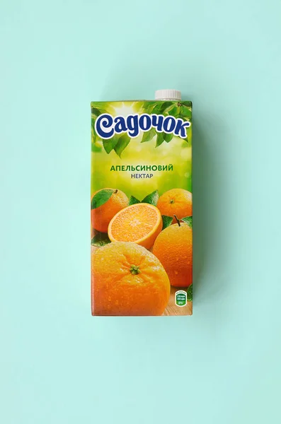 Sadochok jus d'orange de la société Sandora. Sandora LLC est un producteur ukrainien de jus et de boissons gazeuses. Propriété de la société américaine PepsiCo — Photo