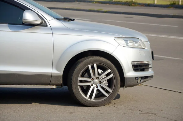 KHARKOV, UKRAINE - 21 OCTOBRE 2019 : Audi wheel close up. Le constructeur automobile allemand distribue des véhicules de luxe Est en 1885 en tant que constructeur automobile Wanderer — Photo