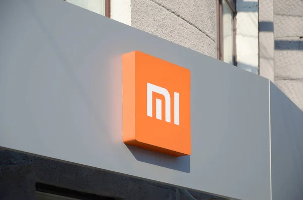 KHARKOV, UCRANIA - 20 DE OCTUBRE DE 2019: Logo de la tienda Xiaomi en Kharkiv. Xiaomi fue fundada en 2010 por el empresario en serie Lei Jun —  Fotos de Stock