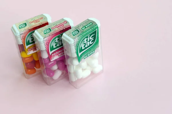 多くのTic Tac Candyパッケージが閉じます。ティックタックは、その小さな新鮮な味と持ち運びが簡単のために人気があります。1968年以降フェレロ社製のハードミント — ストック写真