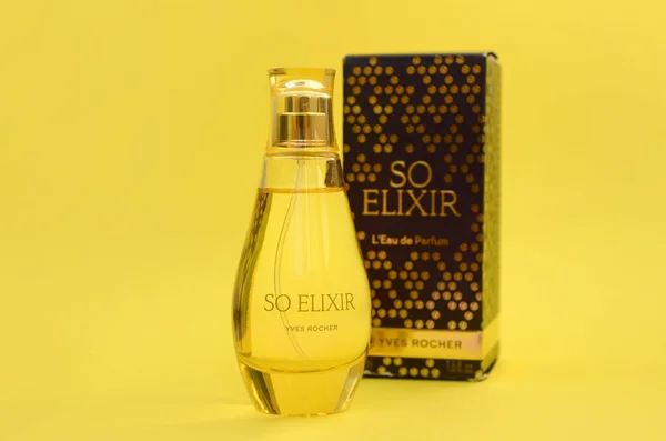 Kharkov, Ukrajna - október 21, 2019: Bottle of So Elixir parfüm by Yves Rocher on bright yellow color background — Stock Fotó