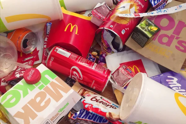 Veel gebruikte voedselverpakkingen en drankblikjes door willekeurige voedselproductie beroemde merken. Gerecycleerd afval van lekkernijen en frisdranken — Stockfoto