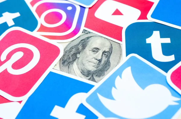 Benjamin Franklin hundred dollars bill portrait with printed logo of many social networks. Facebook Instagram Youtube Tumblr Twitter Pinterest — Stock Photo, Image