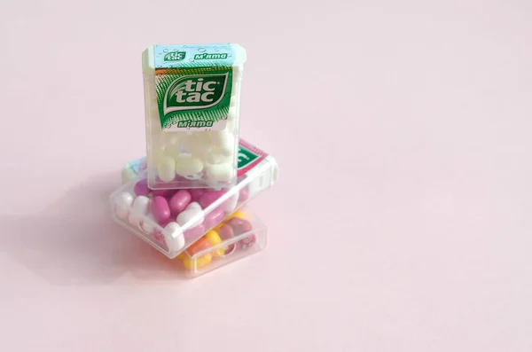 Sok Tic Tac Candy csomag bezár. Tic tac népszerű, mert a mentás friss íz és könnyen szállítható. Ferrero által 1968 óta gyártott mentolos cukorkák — Stock Fotó