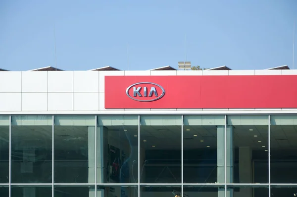 KHARKOV, UCRANIA - 20 DE OCTUBRE DE 2019: Kia Automovilismo Distribuidor logo del coche Cartel de la tienda. Kia Motors es fabricante de automóviles de Corea del Sur — Foto de Stock