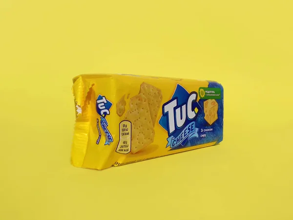 Tuc snack pack su sfondo piatto giallo brillante — Foto Stock