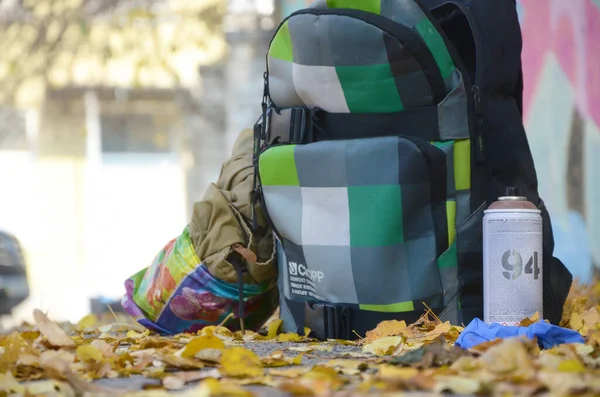 Харьков, Украина - 19 октября 2019 года: Монтана МТН 94 используется баллончик спрей для граффити живописи на открытом воздухе осенью листья и процесс покраски на заднем плане — стоковое фото