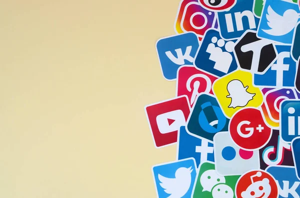 Çevrimiçi sohbet ve sohbetler için çok popüler sosyal ağların logosuna ve akıllı telefon uygulamalarına sahip birçok kağıt simgesi