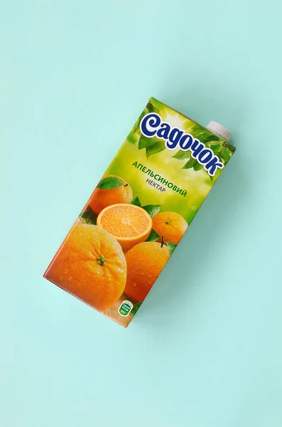 Jugo de naranja Sadochok de la compañía Sandora. Sandora LLC es productora ucraniana de jugos y bebidas carbonatadas. Propiedad de la empresa estadounidense PepsiCo — Foto de Stock