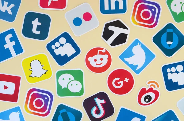 Muitos ícones de papel com logotipo das redes sociais mais populares e aplicativos de smartphone para bate-papo e conversas online — Fotografia de Stock