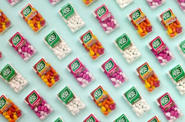 Много пакетов Tic Tac Candy. Тик-так популярен благодаря своему мятному свежему вкусу и простоте в ношении. Мятные леденцы, выпускаемые Ferrero с 1968 года — стоковое фото