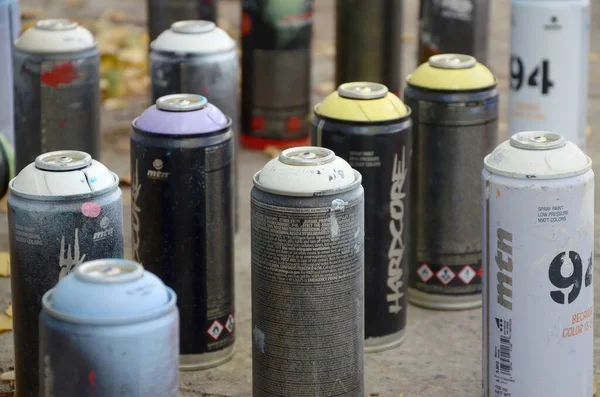 ハリコフ、ウクライナ- 10月19 、 2019:モンタナmtn 94黒ハードコアドープとコブラは、秋の葉で屋外で落書き絵画のためのスプレー缶を使用しました — ストック写真
