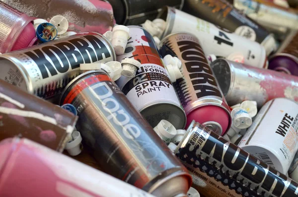 Montana mtn 94 preto hardcore dope e kobra usado latas de spray para pintura de grafite encontra-se no fundo de madeira — Fotografia de Stock