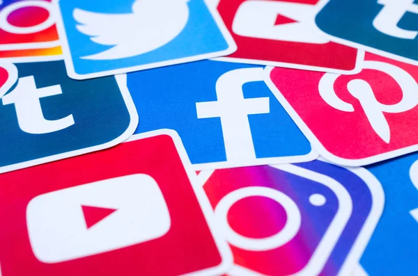 Molte icone stampate sui social network si trovano in pile. Facebook Instagram Pinterest Twitter Youtube Tumblr. Sfondo internet astratto — Foto Stock