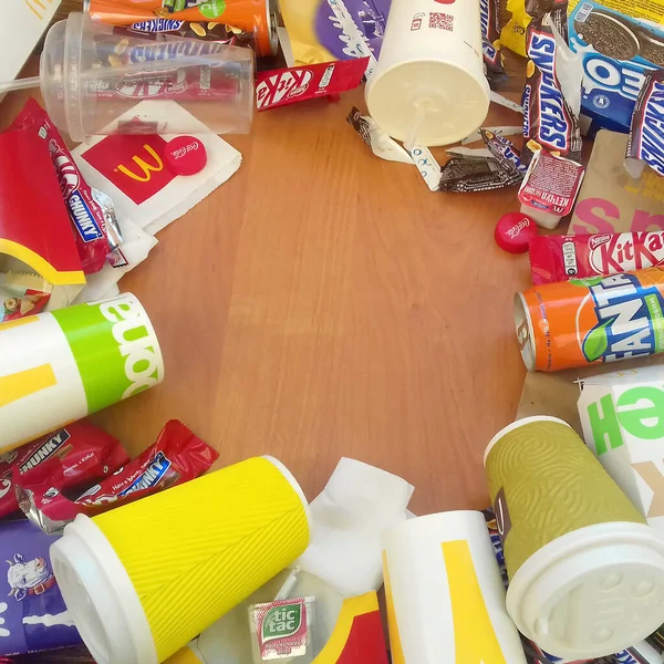 Muitos usavam embalagens de alimentos e latas de bebidas por marcas famosas de fabricação de alimentos aleatórios. Lixo reciclado de guloseimas e refrigerantes — Fotografia de Stock