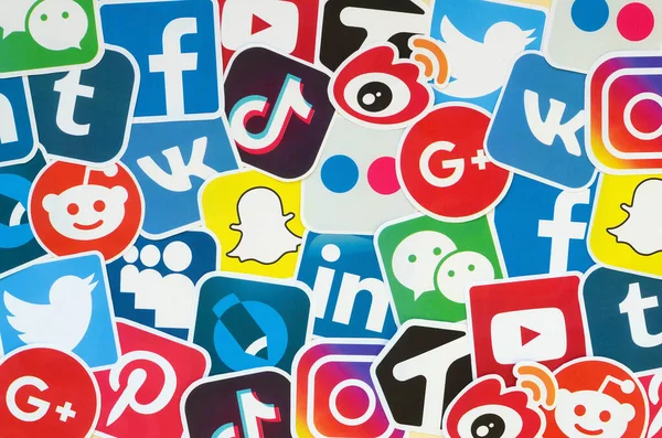 Çevrimiçi sohbet ve sohbetler için çok popüler sosyal ağların logosuna ve akıllı telefon uygulamalarına sahip birçok kağıt simgesi