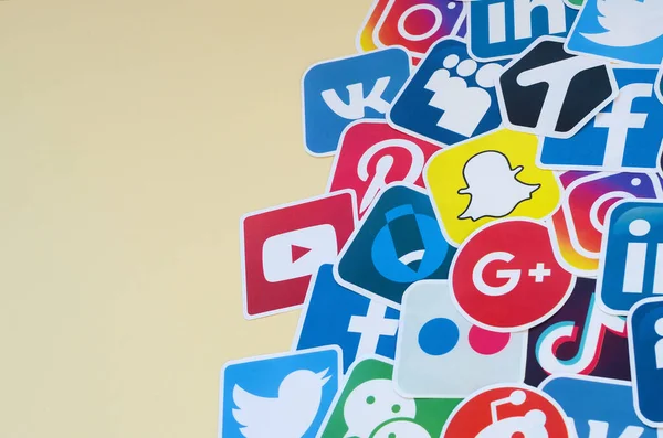 Muchos iconos en papel con el logotipo de las redes sociales más populares y aplicaciones de teléfonos inteligentes para el chat y las conversaciones en línea. — Foto de Stock