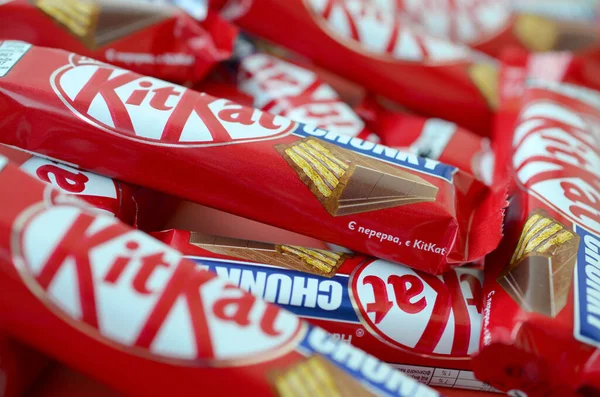 Kit Kat（英语：Kit Kat）是英国约克的罗恩特里（英语：Rowntree's）于1911年创作的巧克力薄片酒吧。 雀巢公司在1988年收购了Rowntree，现在在全球销售Kit Kat — 图库照片