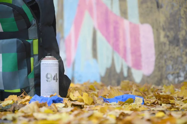 KHARKOV, UCRANIA - 19 DE OCTUBRE DE 2019: Montana mtn 94 lata de spray usada para pintar graffiti al aire libre en hojas de otoño y proceso de pintura sobre fondo — Foto de Stock