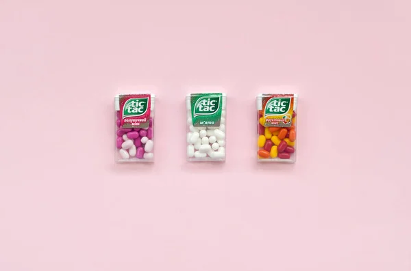 多くのTic Tac Candyパッケージ。ティックタックは、その小さな新鮮な味と持ち運びが簡単のために人気があります。1968年以降フェレロ社製のハードミント — ストック写真