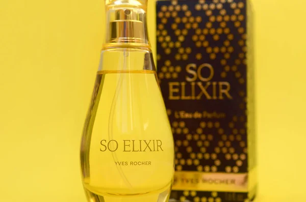 Kharkov, Ukrajna - október 21, 2019: Bottle of So Elixir parfüm by Yves Rocher on bright yellow color background — Stock Fotó