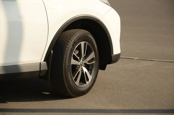 KHARKOV, UCRANIA - 21 DE OCTUBRE DE 2019: Rueda de coche Toyota con llantas de aluminio originales. Toyota Motor Corporation es un fabricante automotriz multinacional japonés — Foto de Stock