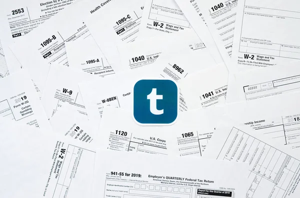 Tryckt Tumblr logotyp på många skatteformulär blanketter ligger på bordet närbild. Hjälp med skatteproblem med hjälp av internet och information från sociala nätverk — Stockfoto