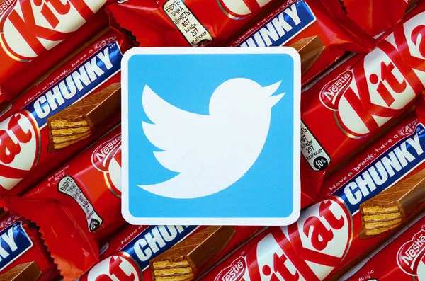 Twitter paper logo on many Kit Kat chocolate covered wafer bars in red wrapping. Advertising chocolate product in Twitter social network and world wide web – stockfoto
