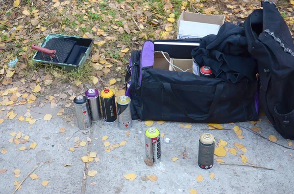 KHARKOV, UKRAINE - OUTUBRO 19, 2019: Montana mtn 94 preto hardcore dope e kobra usado latas de spray para pintura de grafite ao ar livre em folhas de outono — Fotografia de Stock
