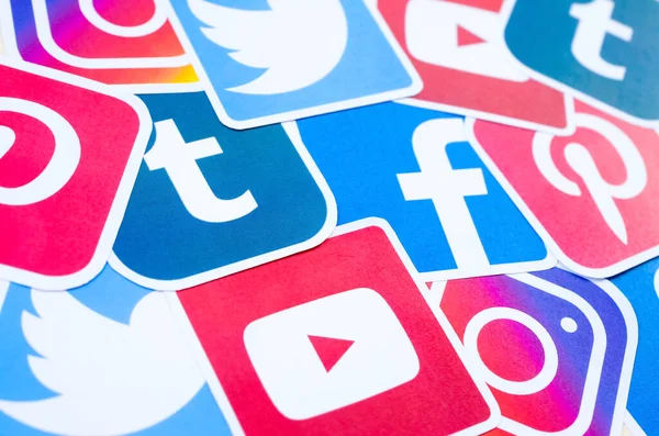 Birçok sosyal ağ yazdırılmış simgeler yığının içinde yatıyor. Facebook Instagram Pinterest Twitter Youtube Tumblr. Özet internet arkaplanı