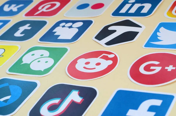 Viele Papiersymbole mit dem Logo der beliebtesten sozialen Netzwerke und Smartphone-Apps für Chat und Online-Gespräche — Stockfoto