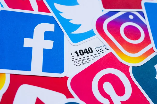 1040 미국. 개인 수입 세금 환급 형식은 인쇄 된 많은 소셜 네트워크의 로고와 함께 이루어진다. Facebook Instagram Youtube Tumblr Twitter Pinterest — 스톡 사진