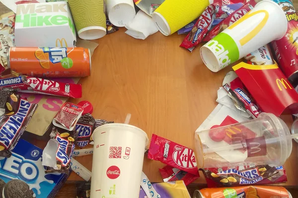 Birçoğu ünlü markalar üreterek yiyecek paketlerini ve içecek kutularını kullandı. Geri dönüşümlü süprüntü ve soda içecekleri.