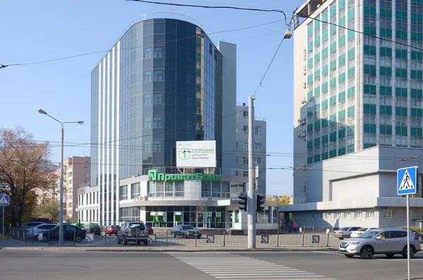 Kharkov, Ukrajna - 2019. október 20.: Privatbank főépület Harkovban. Privat bank Ukrajna legnagyobb kereskedelmi bankja. — Stock Fotó