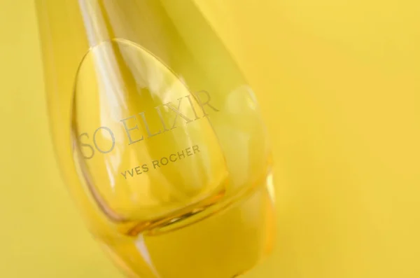 KHARKOV, UCRANIA - 21 de octubre de 2019: Botella de perfume So Elixir de Yves Rocher sobre fondo de color amarillo brillante — Foto de Stock