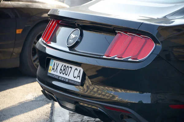 KHARKOV, UCRAINA - 20 OTTOBRE 2019: Nero 2015 Ford Mustang 50 Year Limited Edition vista posteriore all'aperto — Foto Stock
