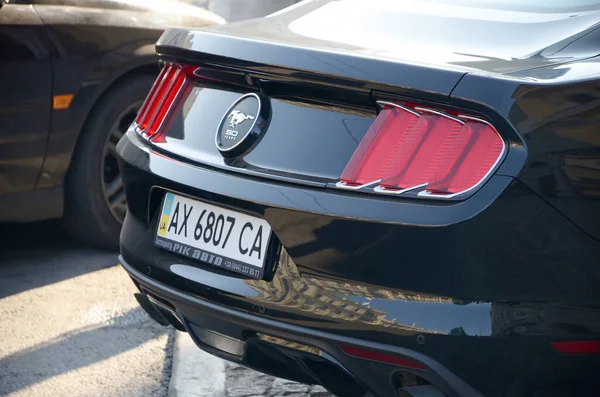 Харків, Україна - 20 жовтня 2019: Чорний 2015 Ford Mustang 50 Year Limited Edition Задня версія — стокове фото