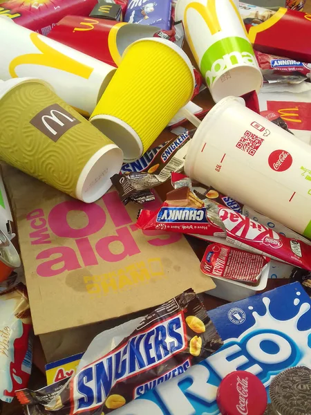 Muitos usavam embalagens de alimentos e latas de bebidas por marcas famosas de fabricação de alimentos aleatórios. Lixo reciclado de guloseimas e refrigerantes — Fotografia de Stock