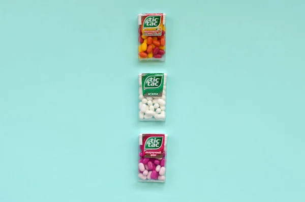 Bir sürü Tic Tac Candy paketi. Tik tak naneli taze tadı ve taşıması kolay olduğu için popülerdir. 1968 'den beri Ferrero tarafından üretilen nane şekeri. — Stok fotoğraf
