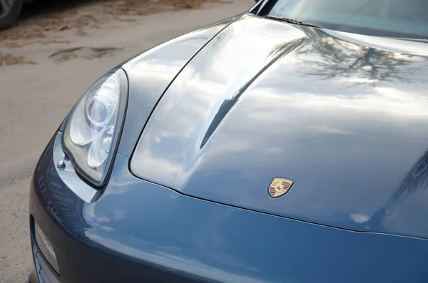 Kharkov, Ukraina - 20 oktober 2019: 2012 Porsche 911 Carrera S Coupe logotyp skjuten utomhus i molnigt dagtid — Stockfoto