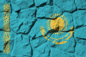 Kazahsztán zászló festett színek a régi kő fal közeli. Texturált banner a sziklafal háttér