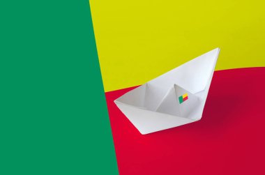 Kağıt origami gemisinde Benin bayrağı tasvir edildi. Doğu el yapımı sanat konsepti