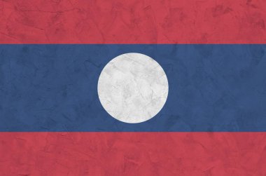 Laos bayrağı eski kabartma duvarda parlak boya renkleriyle resmedilmiş. Kabataslak arkaplanda desenli pankart
