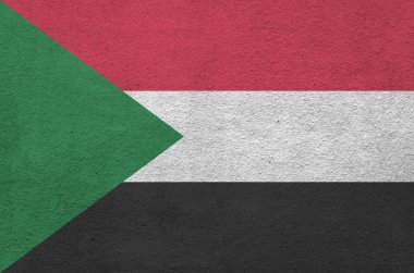 Sudan bayrağı, eski kabartma duvarda parlak boya renkleriyle resmedilmiş. Kabataslak arkaplanda desenli pankart